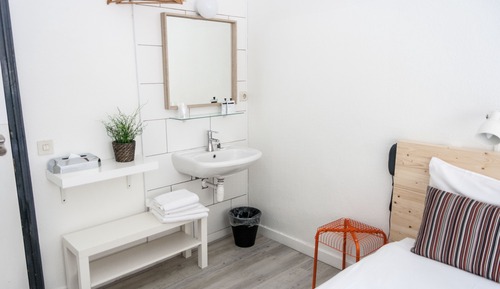 Habitación básica con 2 camas individuales, baño compartido
