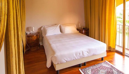 Habitación romántica, 1 cama de matrimonio grande, en la zona del jardín