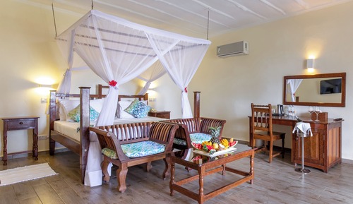 Habitación superior, vistas parciales al mar