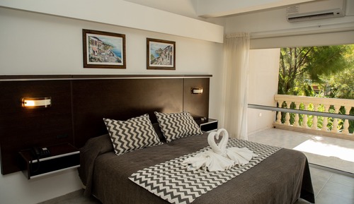 Habitación cuádruple superior, balcón, vistas a la colina