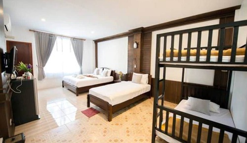 Family Room (1 Double bed and 1 Twin bed)