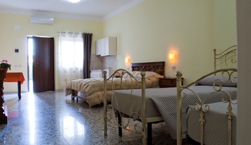 Habitación cuádruple, cocina básica