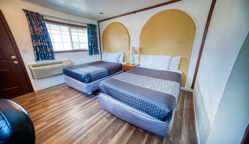 Habitación básica, 2 camas de matrimonio, no fumadores