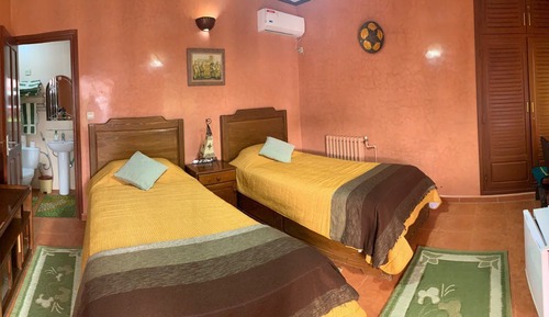 Habitación básica con 2 camas individuales, 2 camas individuales