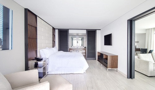 ENCLAVE OCEAN FRONT MASTER SUITE - KING BED