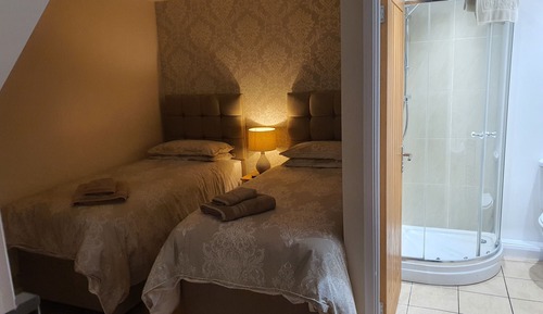 Habitación con 2 camas individuales, baño privado