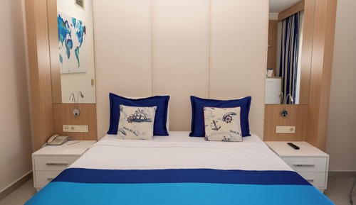 Habitación familiar, balcón (Classic, Partial Sea View,FZM)