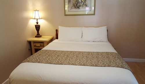 Standard Room, 1 Queen Bed (No Pets Allowed On Premises)