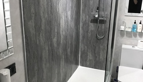 Habitación con 2 camas individuales, baño compartido