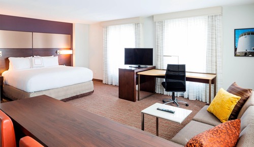 Estudio, 1 cama de matrimonio grande con sofá cama, en esquina