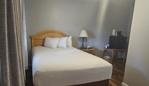 Habitación económica, 1 cama de matrimonio, junto a la piscina