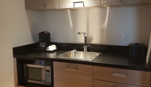 Estudio ejecutivo, 1 cama de matrimonio con sofá cama, cocina básica