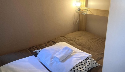 Dormitorio compartido, solo para mujeres, no fumadores (upper bed)