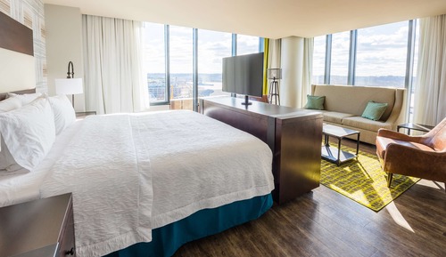 Room, 1 King Bed, Refrigerator, Stadium view