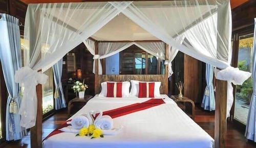 Deluxe Beachfront Villas