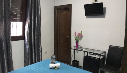 Habitación con 1 cama doble o 2 individuales, baño privado