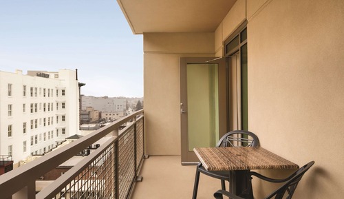 Habitación, 2 camas de matrimonio, frigorífico y microondas (Balcony)