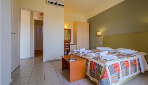Estudio, vistas al jardín