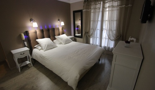 Habitación Deluxe con 1 cama doble o 2 individuales, baño privado, vistas a la piscina