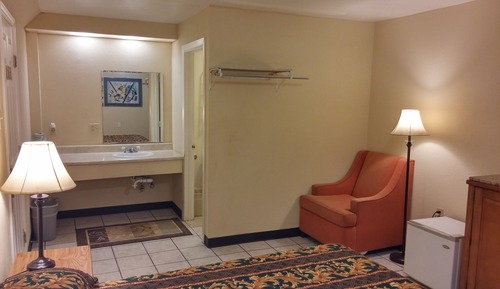 Efficiency Room, 1 Queen Bed, No Window