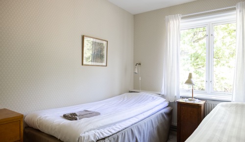 Habitación doble, baño compartido, en la zona del jardín
