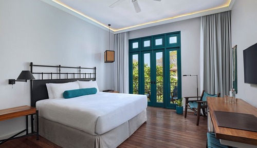 Habitación Deluxe, 1 cama de matrimonio grande, balcón, vistas a la ciudad (Plaza Balcony Room)