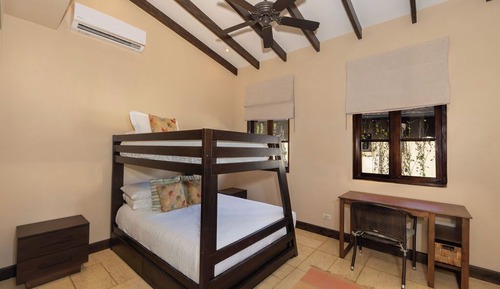Casa adosada Deluxe, varias camas, terraza, vistas a la playa (38 Avenida La Antigua | 3 BR | 3 BA)