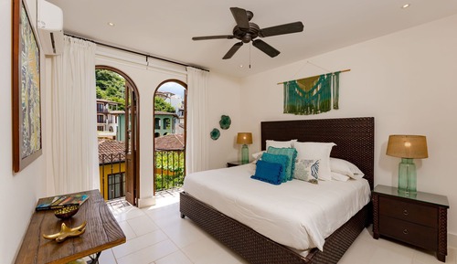 Apartamento Deluxe, varias camas, 2 baños, vistas parciales al mar (34 Plaza Carlota | 2 BR | 2 BA)