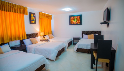 Habitación cuádruple estándar, varias camas, baño privado