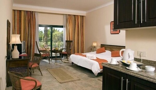 Habitación familiar, 1 cama de matrimonio grande, baño privado, vistas al campo de golf
