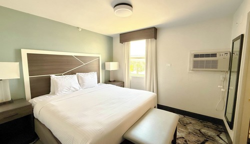 Suite, 1 cama de matrimonio grande, frigorífico y microondas, vistas parciales al mar (with Sofabed)