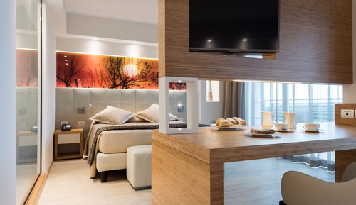 Suite junior, vistas parciales al mar