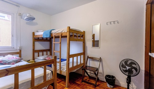 Quarto triplo com banheiro compartilhado