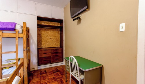 Quarto quadruplo com banheiro compartilhado