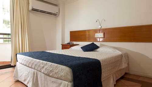 Habitación superior con 2 camas individuales, 1 cama doble o 2 individuales, balcón