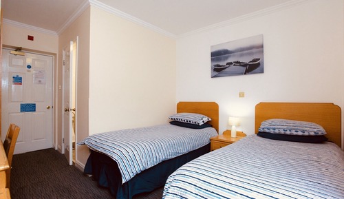 Habitación con 2 camas individuales