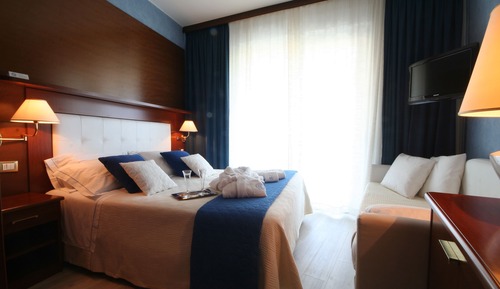 Habitación triple Confort, balcón, vistas parciales al mar (beach access included)