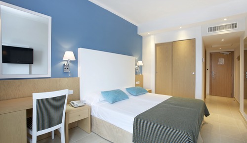 Habitación con 2 camas individuales, balcón