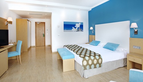 Habitación superior con 2 camas individuales, balcón, vistas al mar