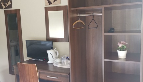 Habitación con 2 camas individuales, baño privado
