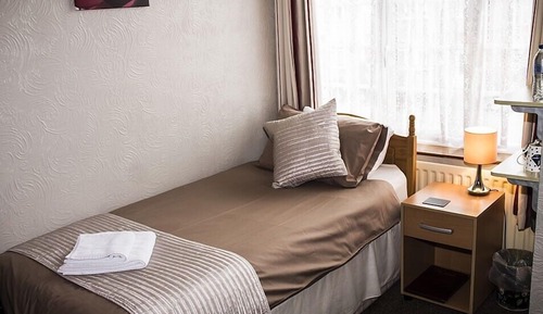 Habitación básica con 2 camas individuales