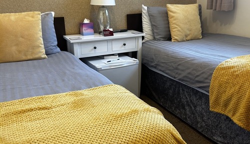 Habitación con 2 camas individuales, baño privado