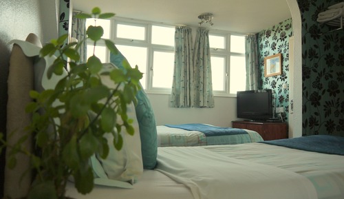Habitación familiar, varias camas, vistas parciales al mar