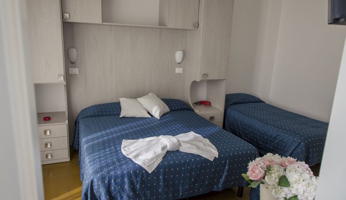 Habitación triple, balcón