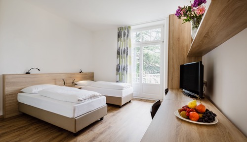 Habitación básica con 2 camas individuales