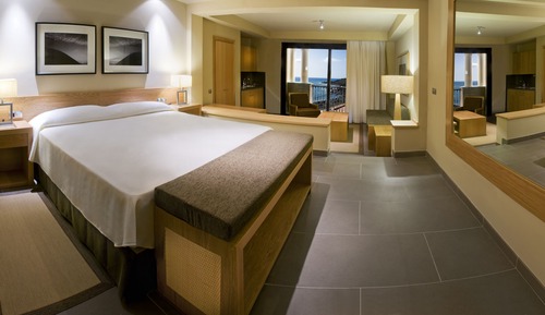 Suite junior, vistas parciales al mar (2 adults and 1 child)