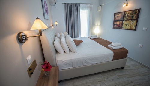 Habitación con 2 camas individuales, vistas parciales al mar
