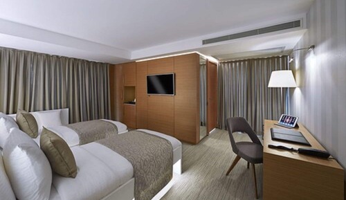 Habitación superior con 2 camas individuales, vistas a la ciudad