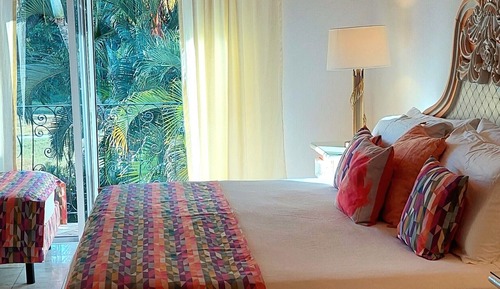 Junior Suite, 1 King Bed, Pool View