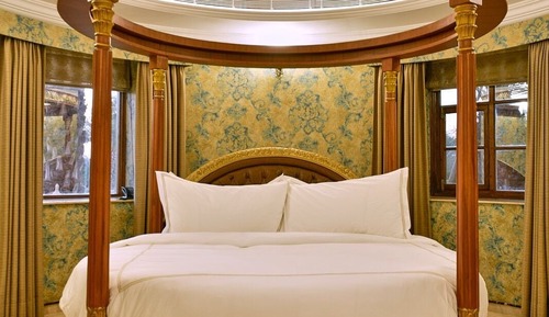Palace Suite with Round Bed